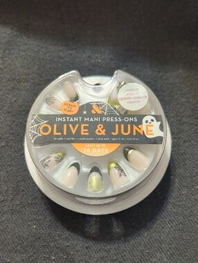 Olive & June Instant Mani Almond Medium Creepy Cobweb French - Press On Nails